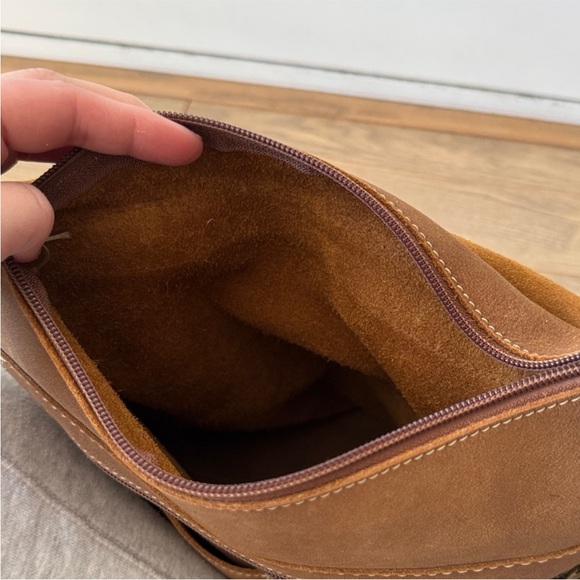 ROOTS Geniune Leather
Convertible Crossbody into
Backpack - Picture 9 of 13